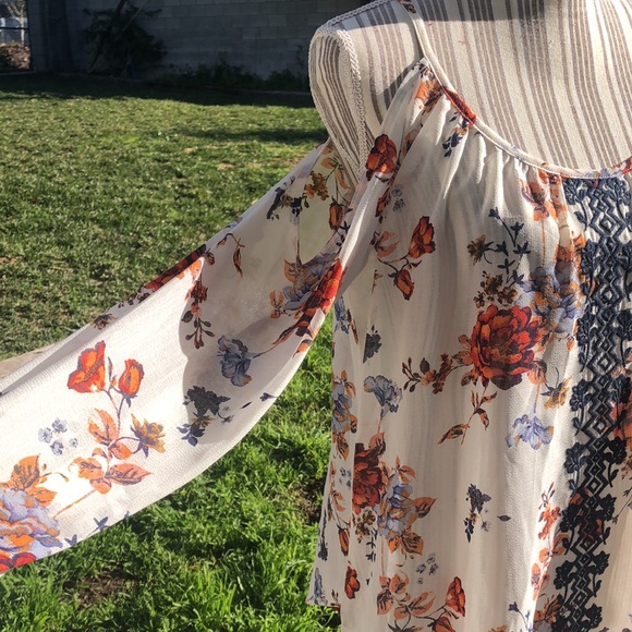 NWT Jolt beautiful top, cold shoulder - Picture 4 of 14